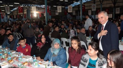 Denizli'de 5 Bin Kişilik İftar Sofrası Kuruldu