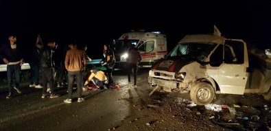 Hakkari'de Trafik Kazası Açıklaması2 Yaralı