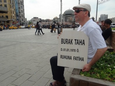 (ÖZEL) Kendi Mezar Taşını Yaptırıp Taksim'de Dolaştı