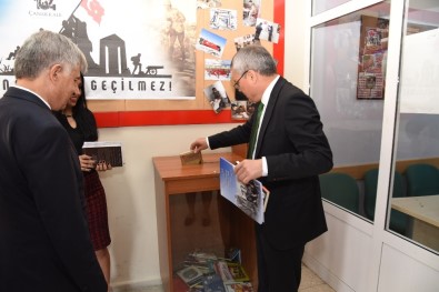 Vali Deniz Öğrencilerin Kumbarasına Kitap Hediye Etti