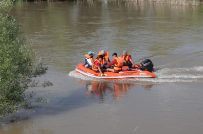 7 Çocuk Dicle Nehri'nin Ortasında Mahsur Kaldı