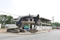 BELEDİYE ENCÜMENİ - Atapark'taki Kaçak Bina Yıkılıyor