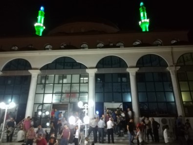 Aydın'da Kadir Gecesi Cami Cemaati Sokaklara Taştı