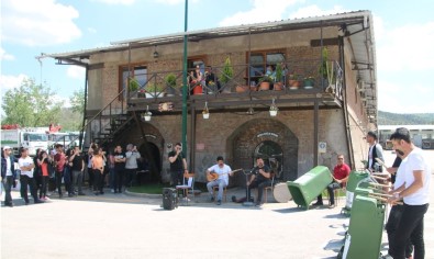 Çöpten Çıkan Kütüphanenin Konukları ÇYDD'den