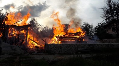 Çorum'da Yangın Açıklaması Alevler Ev Ve Camiye Sıçradı