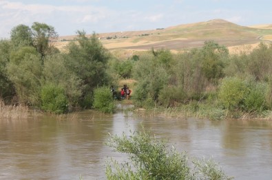Dicle Nehri'nin Ortasında Mahsur Kalan 7 Çocuğu Ekipler Kurtardı