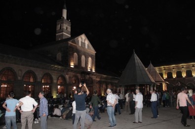 Diyarbakır'da  Taraihi Ulu Camii, Kadir Gecesi'nde Doldu Taştı