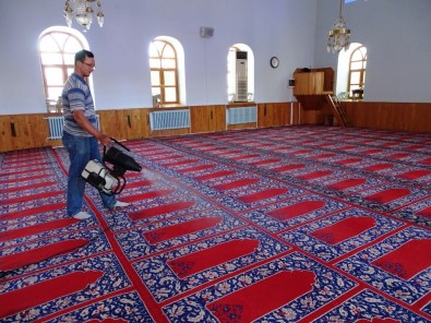 Hisarcık Belediyesinden Camilerde İlaçlama Çalışması