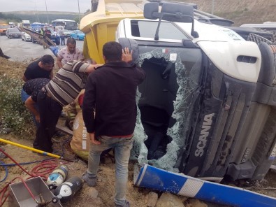 İstanbul Havalimanı Yolunda Hafriyat Kamyonu Devrildi