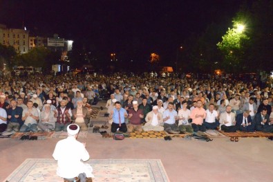 Kadir Gecesi'nde Çarşamba Meydanı Dolu Taştı