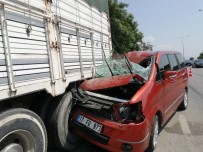 Otomobil Park Halindeki Kamyona Çarptı Açıklaması 5 Yaralı