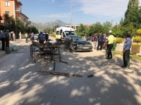 MUSTAFA YAVUZ - Otomobille At Arabası Çarpıştı Açıklaması 1'İ Ağır 2 Yaralı