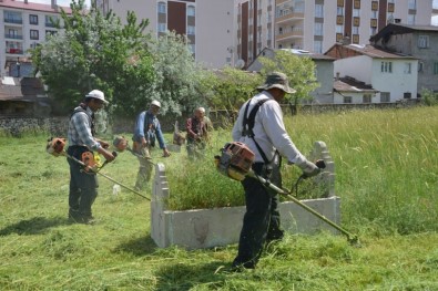 Sivas'ta Mezarlar Bayrama Hazırlanıyor