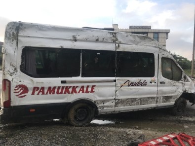 TEM'de Yolcu Servis Minibüsü Kaza Yaptı