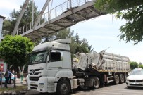ÜST GEÇİT - Tır'ın Dorsesi Üst Geçide Çarptı