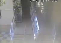 Apartmanın Kapısını Söküp Sırtına Alıp Gitti