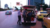OTOBÜS DURAĞI - Beşiktaş'ta Yola Savrulan Paraları Toplayan Taksiciler Polise Teslim Etti