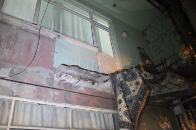 Beyoğlu'nda Bir Evin Balkonu Çöktü Açıklaması 3'Ü Çocuk 5 Yaralı