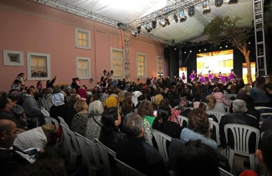 Buca'da Şenlikli Mezuniyet