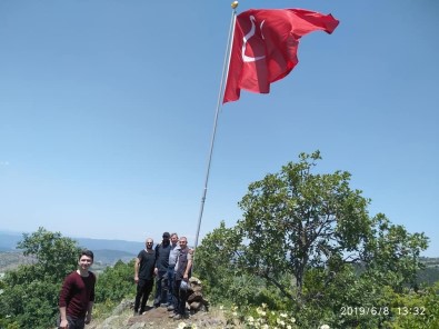 Cevizdere Şehitliği'ne Dev Türk Bayrağı