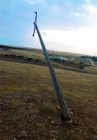 ŞİDDETLİ RÜZGAR - Fırtına Elektrik Direklerini Devirdi
