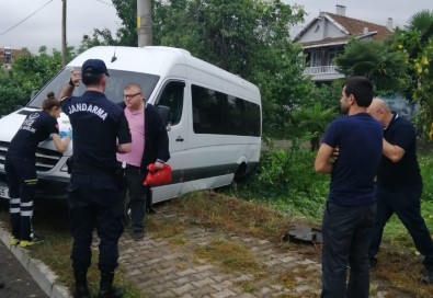 Hareket Halindeki Minibüsün Sol Arka Lastiği Patladı Açıklaması 3 Yaralı