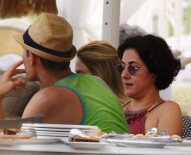 Meltem Cumbul Denize Girmek Yerine Oturmayı Tercih Etti