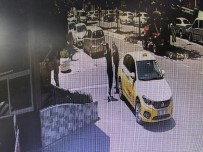 MAZLUM - (ÖZEL) Annesine Sarkıntılık Yaptığı İddia Edilen Taksiciyi Demir Sopayla Böyle Dövdü