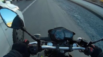 (Özel) TEM Otoyolu'nda Motosikletlinin 'Başına' Gelmeyen Kalmadı