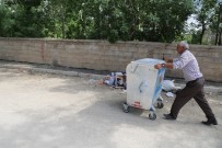 VATANDAŞLıK - Yüksekova'da Mahallelere Çöp Konteynerleri Bırakıldı