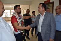 AVRUPA ŞAMPİYONU - Avrupa Şampiyonu Güreşçiye Mehterli Karşılama