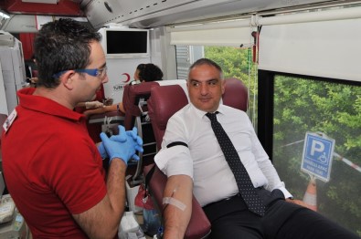 Bakan Ersoy'dan Kızılay'a Kan Bağışı