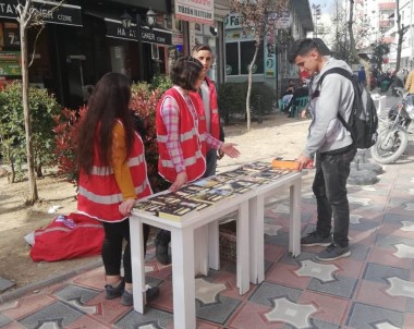 Cizre'de Kızılay Gönüllüsü Öğrencilerden Örnek Davranış