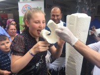 KEÇİ SÜTÜ - Dev Maraş Dondurmasını Tatmak İçin Birbirleriyle Yarıştılar