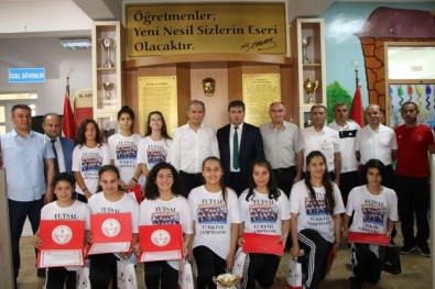 Ekinci Ve Eskici Türkiye Şampiyonu Takımı Ödüllendirdi
