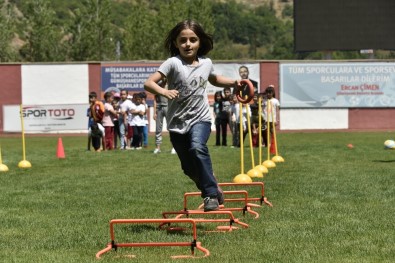 Gümüşhane Yeni Şehir Stadyumu'nda Çocuk Oyunları Şenliği