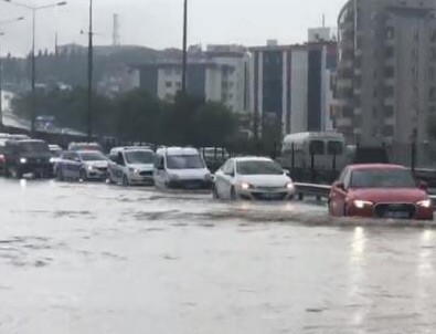 İstanbul'da sağanak yağış etkili oldu!