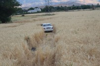 MOLLAKENDI - Kamyonla Çarpışan Otomobil Tarlaya Uçtu Açıklaması 5 Yaralı