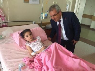 Kaymakam Yıldırım'dan Kazada Yaralanan Minik Zeynep'e Moral