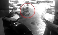 HIRSIZLIK ÇETESİ - Mavi Eldivenli Motosiklet Hırsızları Güvenlik Kamerasına Yakalandı