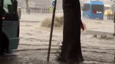 Pendik'de Yoğun Yağış Nedeniyle Yolları Su Bastı