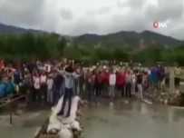 VENEZUELA - Kolombiya polisi Venezuelalıları engellemek için köprü söküyor