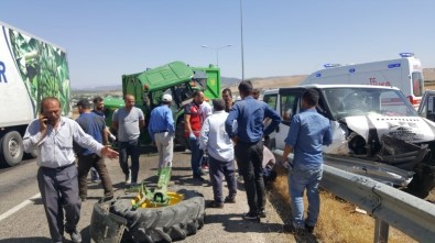 Siirt'te Traktör İle Minibüs Çarpıştı Açıklaması 6 Yaralı