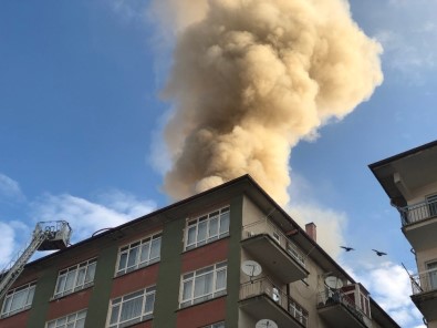 Başkent'te Çatısı Yanan Bina Boşaltıldı