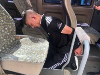 CEMAL GÜRSEL - Cinsel İçerikli Kartları Sokaklara Atan Genç Polisten Kaçamadı