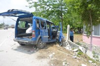 AHMET AKTAŞ - Hafif Ticari Araç Evin Çevre Duvarına Çarptı Açıklaması 4 Yaralı