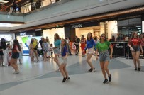 FOLKLOR - Kiev Dans Grubu Esas 67 Burda'da Danslarını Sergilediler