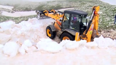 Toroslar'da Karda Mahsur Kalan Yörükler Kurtarıldı