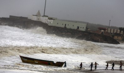 Vayu Kasırgası Hindistan'a Yaklaşıyor Açıklaması 300 Bin Kişinin Tahliyesi Sürüyor