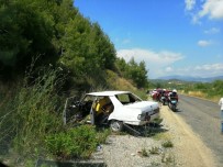 OYMAPıNAR - Virajı Alamayan Otomobil Yoldan Çıktı Açıklaması 4 Yaralı